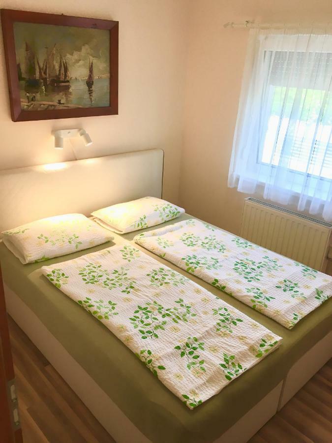 Apartment Aranypart Apartman *